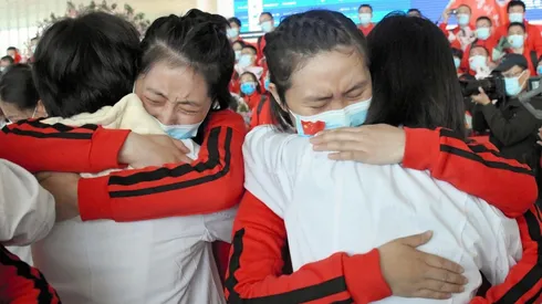 Escenas como estas se repitieron este miércoles en Wuhan, China, que levantó oficialmente la cuarentena.