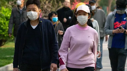 En Beijing la gente ya sale a las calles, pero con mascarillas.