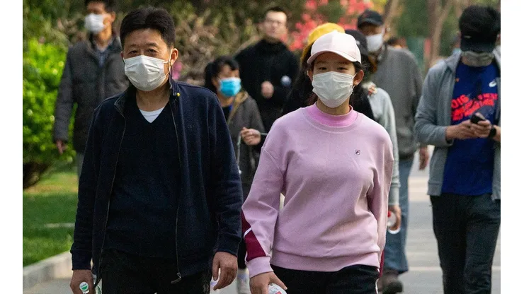 En Beijing la gente ya sale a las calles, pero con mascarillas.