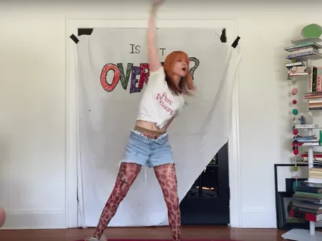 Vocalista de Paramore se luce como instructora fitness en cuarentena