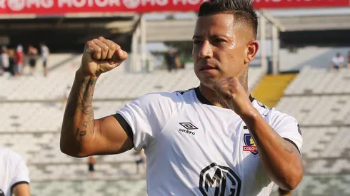 Valencia festeja un gol en Colo Colo.