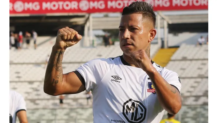 Valencia festeja un gol en Colo Colo.