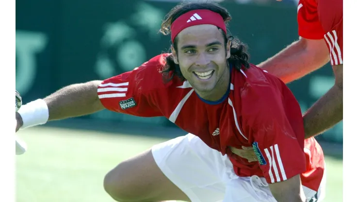 Fernando González celebrando en el césped de Rancho Mirage