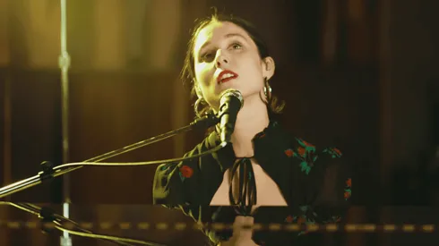 Francisca Valenzuela una vez más saca a relucir su talento tanto en la voz como en el piano.