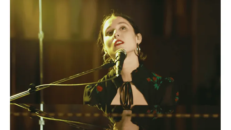 Francisca Valenzuela una vez más saca a relucir su talento tanto en la voz como en el piano.