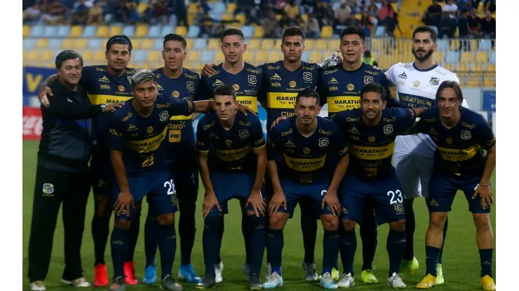 Everton inicia solidaria campaña con sus abonados de la tercera edad.