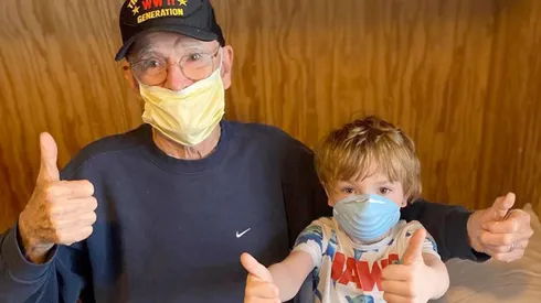 El veterano posa junto a uno de sus bisnietos.