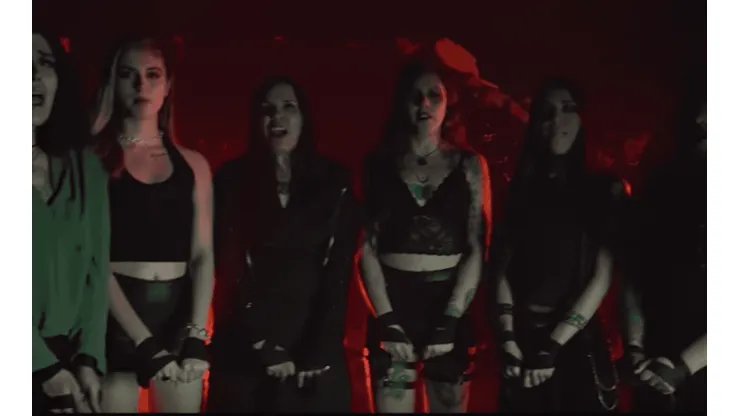 Las integrantes del colectivo VOFEMEX se lucieron con la versión metal de "Un violador en tu camino"