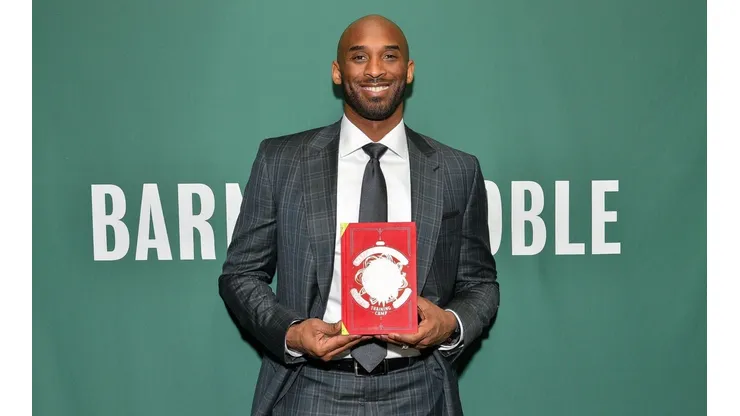 Kobe Bryant con su libro, que ahora tiene nuevas ediciones.
