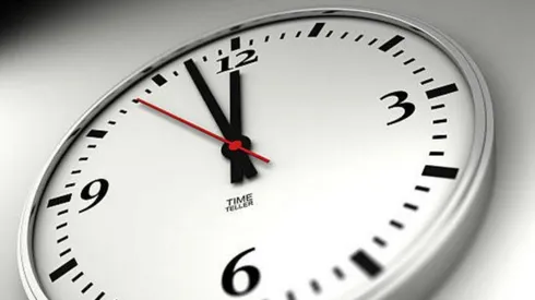 Los relojes deben atrasarse una hora en el país.