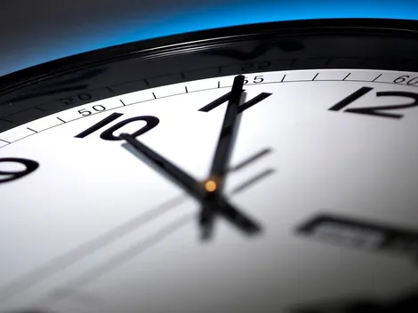 ¿Se atrasa o se adelanta la hora en Chile?
