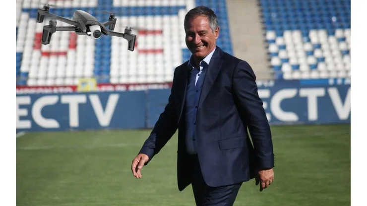 Ariel Holan en su presentación en la Universidad Católica