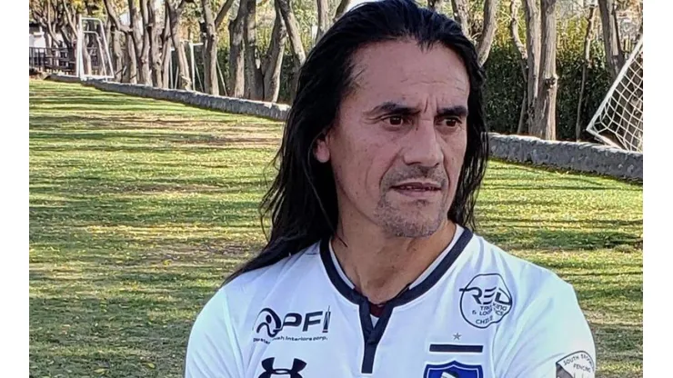 Gabriel Mendoza con la camiseta de las Leyendas de Colo Colo