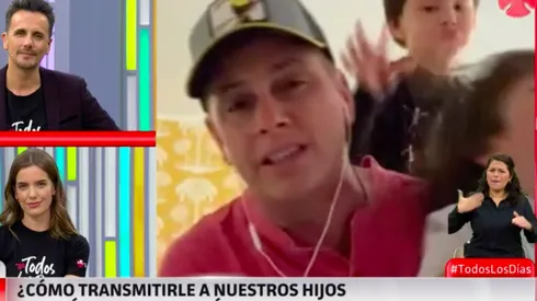 Viñuela intentando sacar adelante la videollamada mientras sus hijos desordenan el lugar