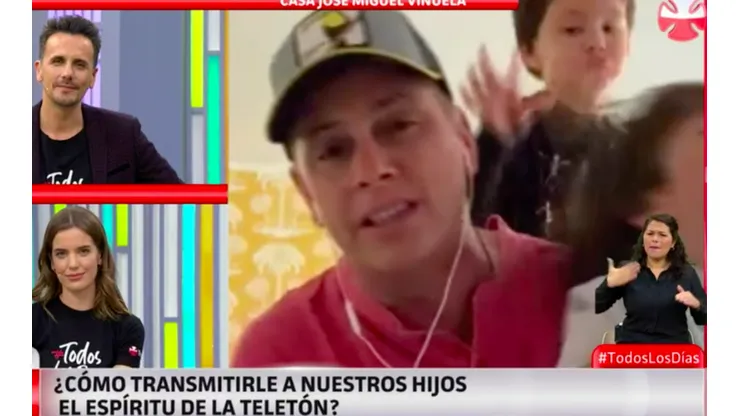 Viñuela intentando sacar adelante la videollamada mientras sus hijos desordenan el lugar