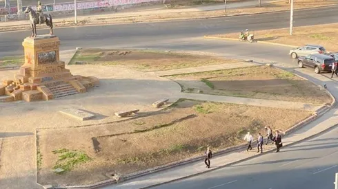 Piñera camina por Plaza Italia.