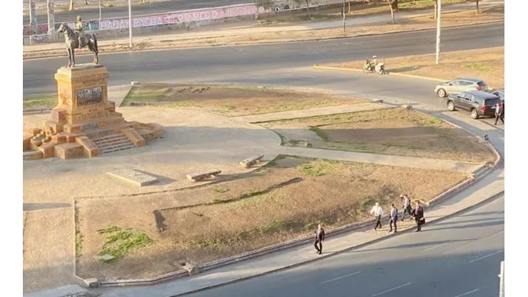 Piñera camina por Plaza Italia.