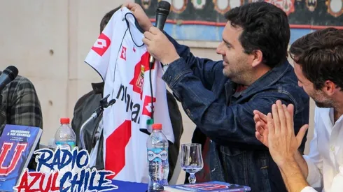 Arcos con la camiseta de Curicó, en el lanzamiento del libro "Volveremos a ser grandes, la historia de la U en segunda"