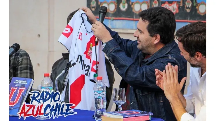 Arcos con la camiseta de Curicó, en el lanzamiento del libro "Volveremos a ser grandes, la historia de la U en segunda"