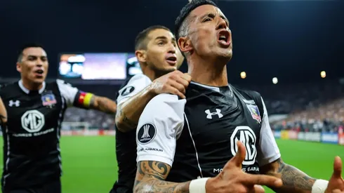 Lucas Barrios en su gol más importante en su regreso a Colo Colo: a Corinthians clasificando a los albos a cuartos de la Libertadores.