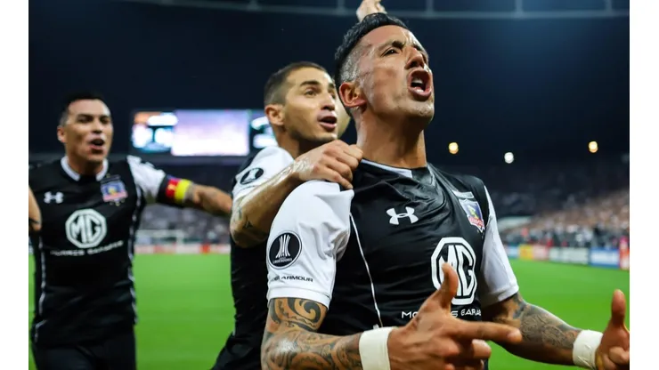 Lucas Barrios en su gol más importante en su regreso a Colo Colo: a Corinthians clasificando a los albos a cuartos de la Libertadores.