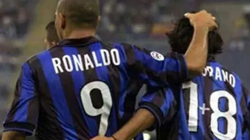 Zamorano le entregó el 9 a Ronaldo por "amistad y solidaridad".