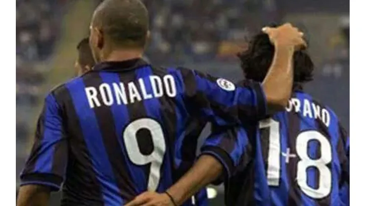 Zamorano le entregó el 9 a Ronaldo por "amistad y solidaridad".