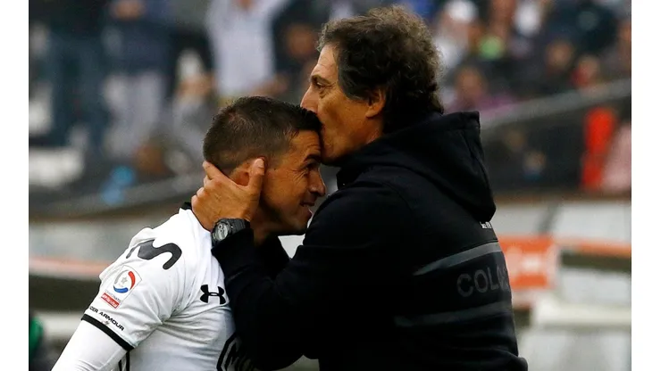 Gabriel Costa felicitado en Colo Colo por Mario Salas.