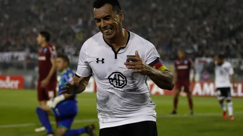 Paredes celebra ante Bolívar el día en que batió el récord de Chamaco.