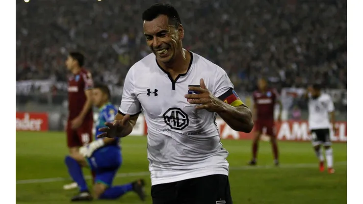 Paredes celebra ante Bolívar el día en que batió el récord de Chamaco.