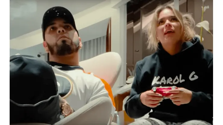 Karol G y Anuel AA muestran como viven su cuarentena en el estreno de "Follow"