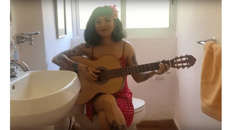 Mon Laferte nos canta desde su baño