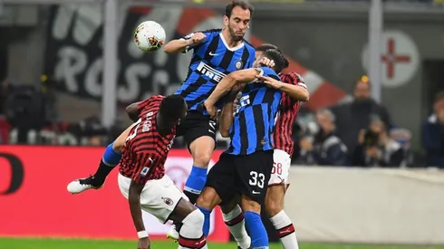 Diego Godín triunfa en las alturas. El defensor se quejó de las autoridades