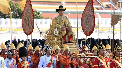 Rey de Tailandia hace cuarentena en un hotel de lujo con 20 mujeres