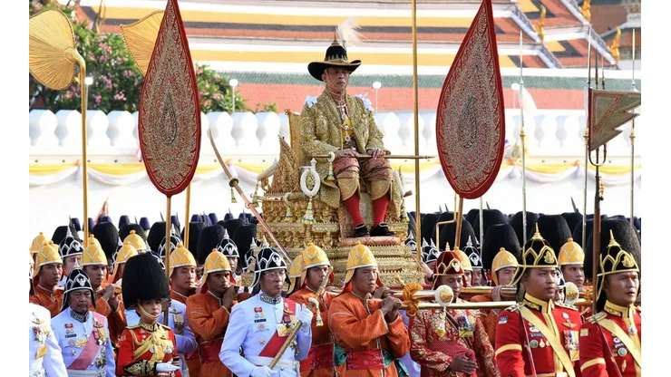 Rey de Tailandia hace cuarentena en un hotel de lujo con 20 mujeres