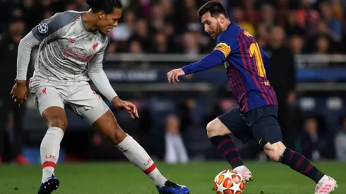 El holandés marcando al argentino