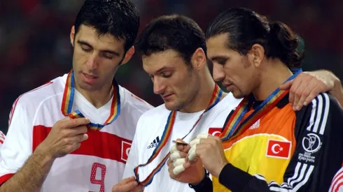 Rustu con la medalla del tercer lugar del Mundial 2002