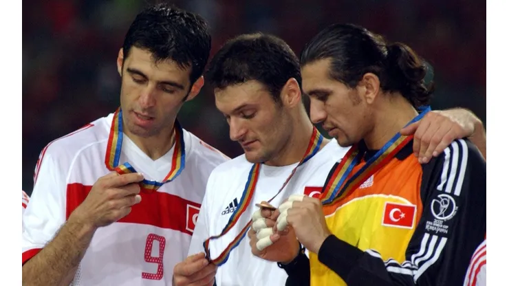 Rustu con la medalla del tercer lugar del Mundial 2002
