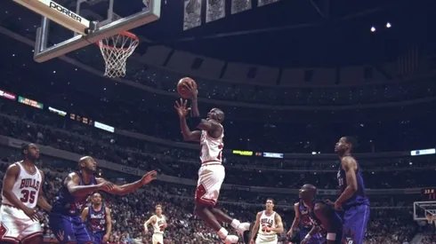Michael Air Jordan encestando para los Bulls