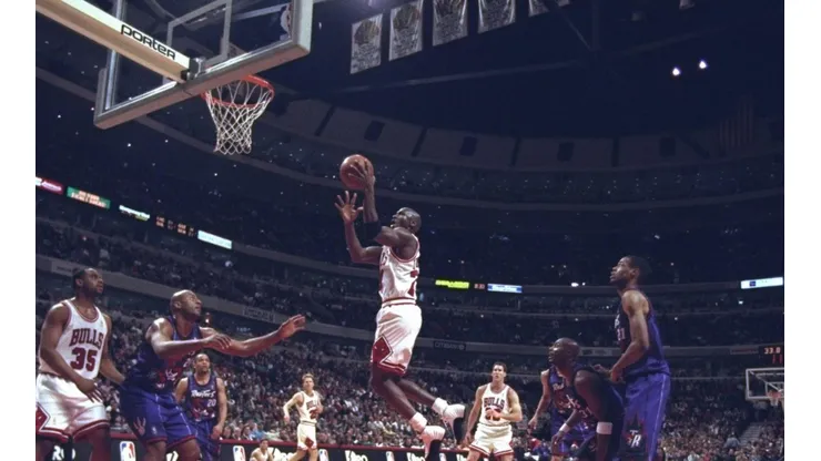 Michael Air Jordan encestando para los Bulls