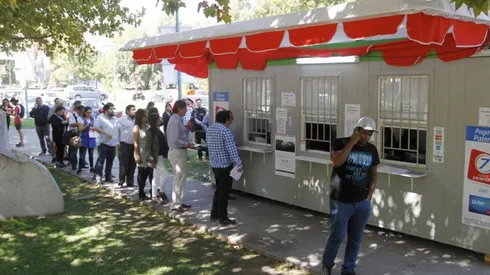 Reportan largas filas en Chile para pago de Permiso de Circulación