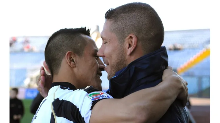 Diego Simeone se abraza con Alexis cuando el Niño Maravilla jugaba en el Udinese