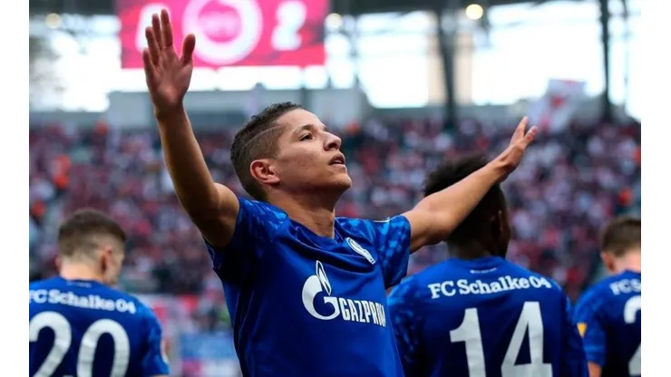Amine Harit festejando un gol con la camiseta del Schalke 04