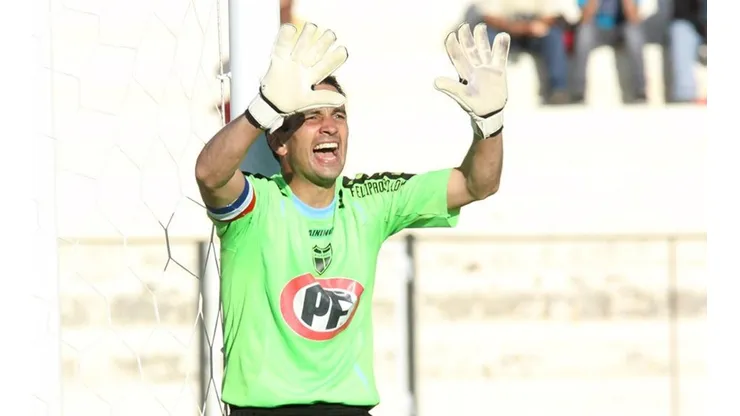 Felipe Núñez en el arco de Palestino