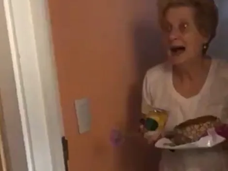 [Video] Vecinos sorprenden a abuelita solitaria con un emotivo saludo de cumpleaños