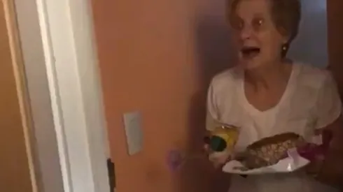 [Video] Vecinos sorprenden a abuelita solitaria con un emotivo saludo de cumpleaños