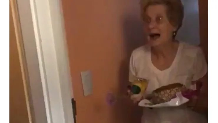 [Video] Vecinos sorprenden a abuelita solitaria con un emotivo saludo de cumpleaños