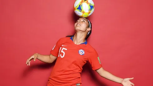 Su Helen posa para la FIFA en el Mundial de Francia.