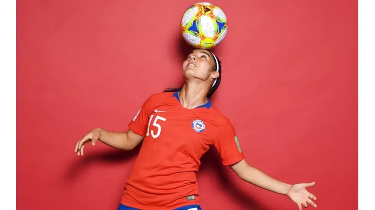 Su Helen posa para la FIFA en el Mundial de Francia.