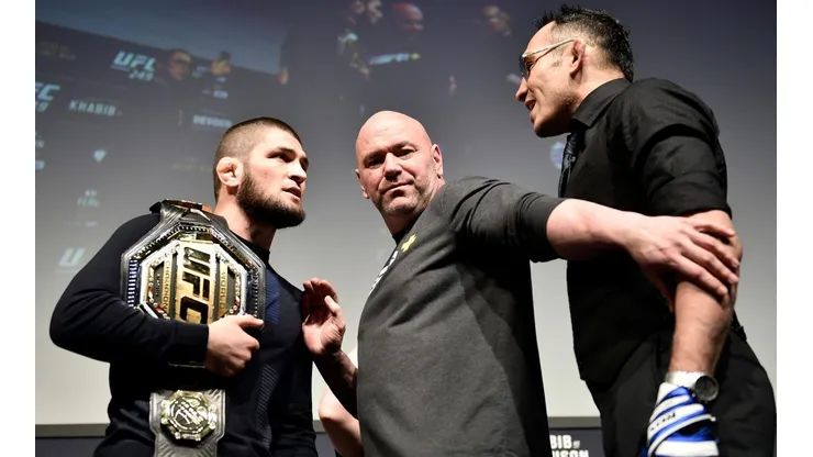 Dana White separa a Khabib y Ferguson en una conferencia de prensa el pasado 6 de marzo.